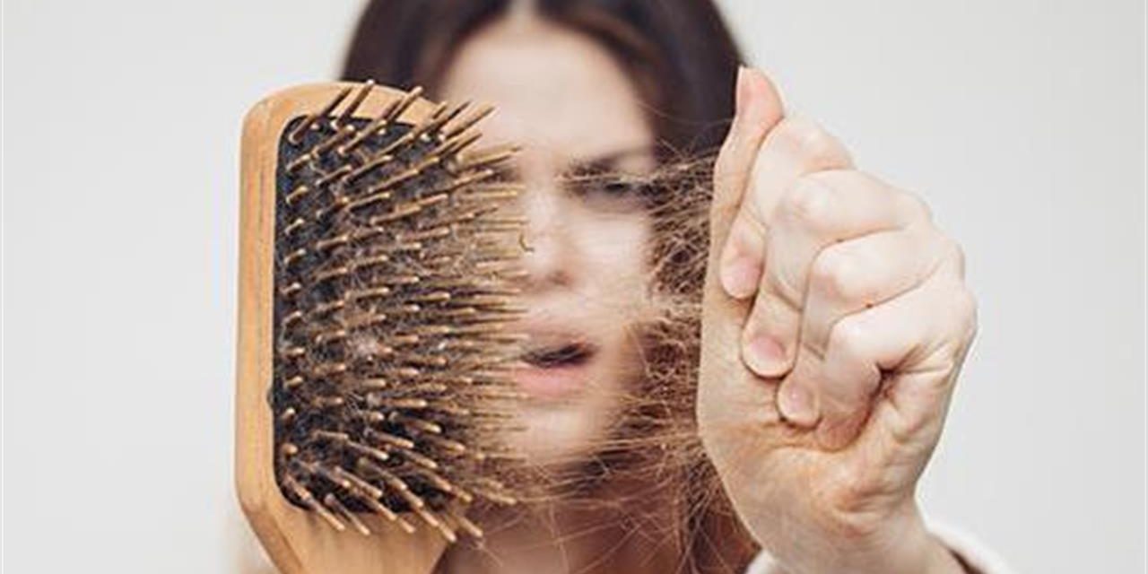 Τριχόπτωση την Άνοιξη: Γιατί συμβαίνει και 5 tips να σταματήσει