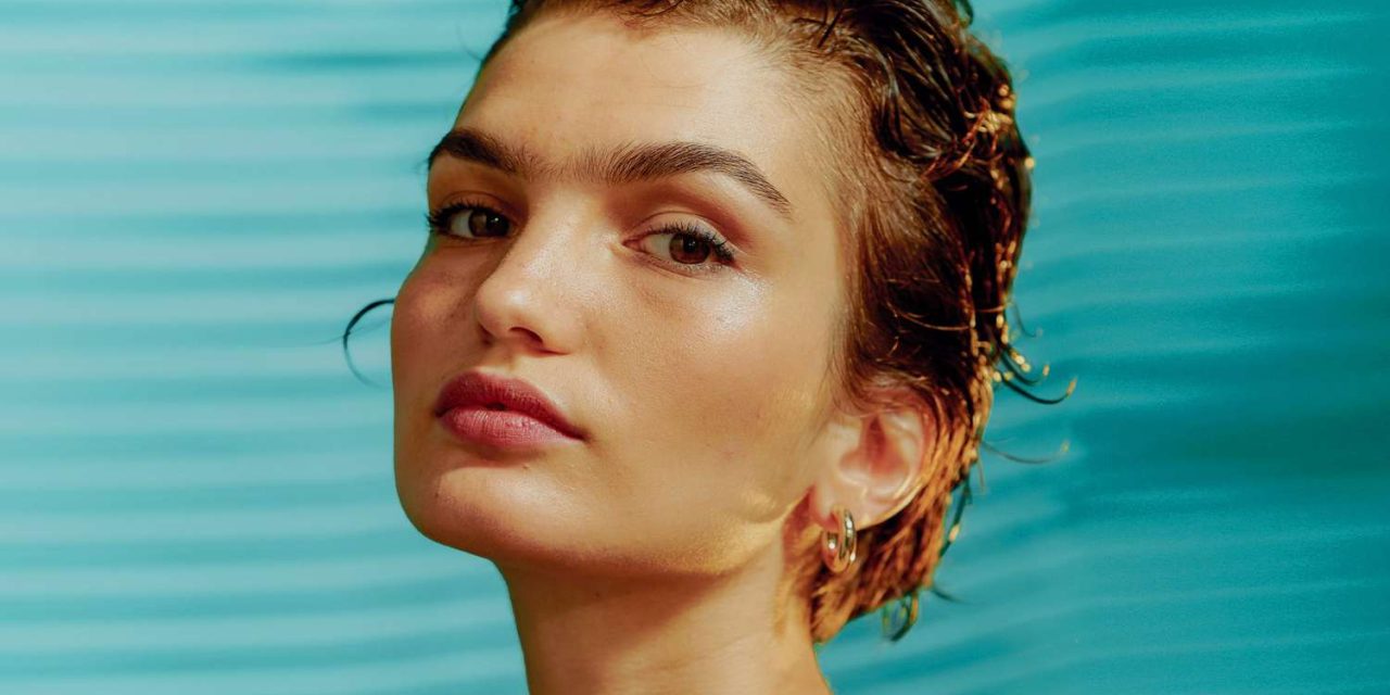 Shower Hair: Η Υγρή τάση που Κυριάρχησε στο Met Gala και Κατακτά το Καλοκαίρι